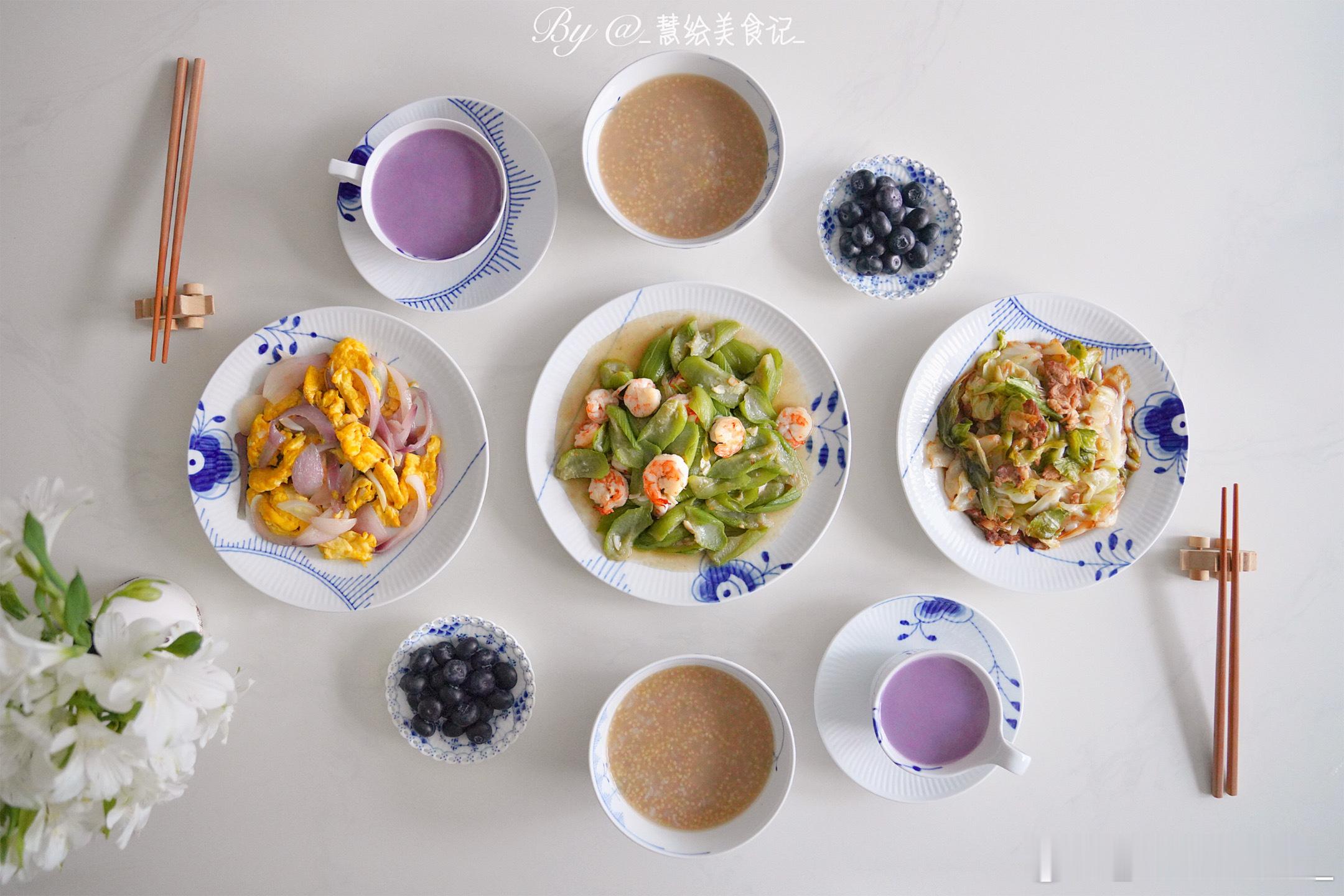 周四早午餐丝瓜炒虾仁、洋葱炒鸡蛋、卷心菜炒肉、红豆小米粥、香芋紫薯米糊、蓝莓~ 