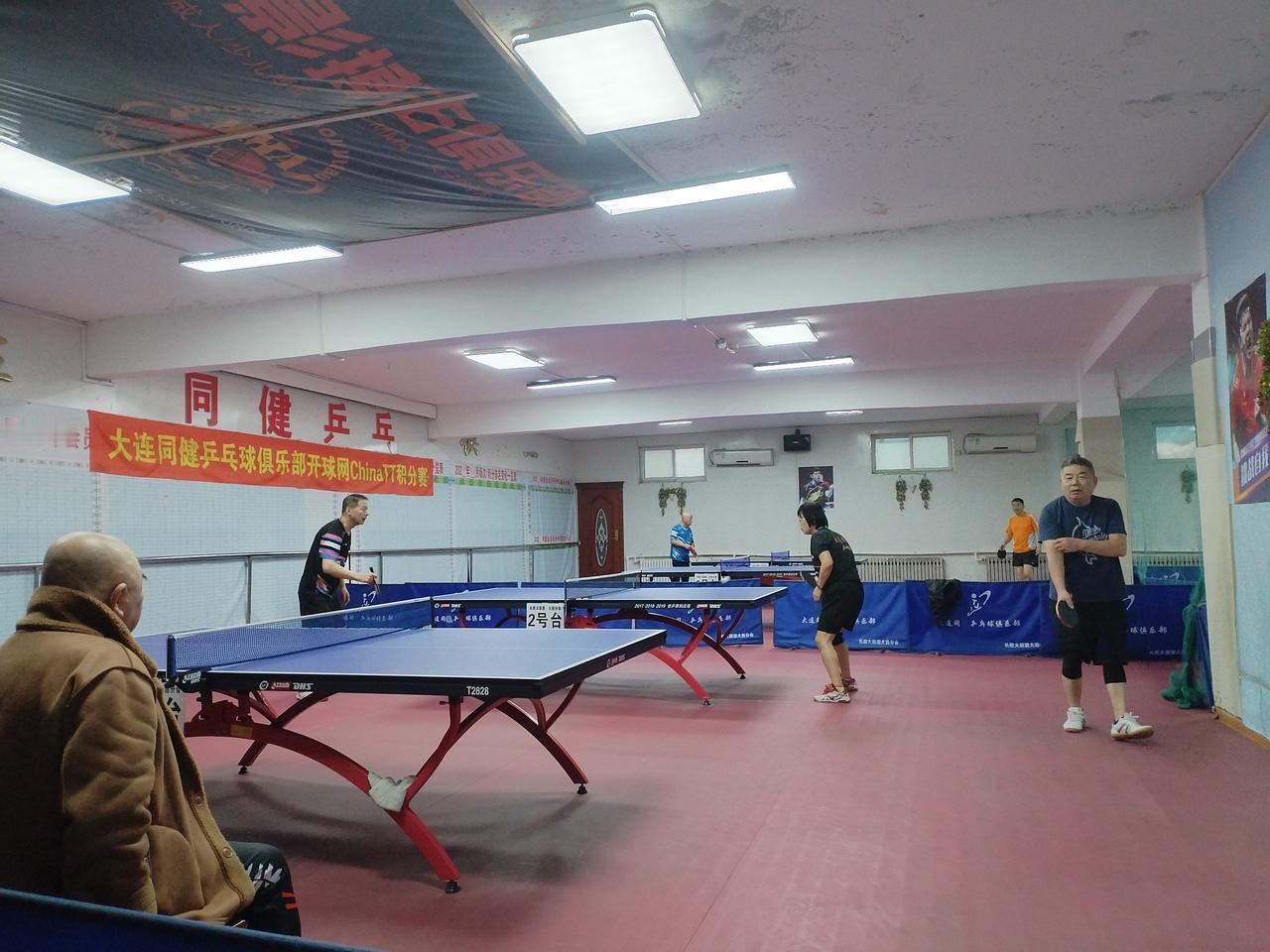 尽管现在已经进入了冬天最寒冷的季节天气，可是，我仍然会坚持每天早上去球馆晨练。