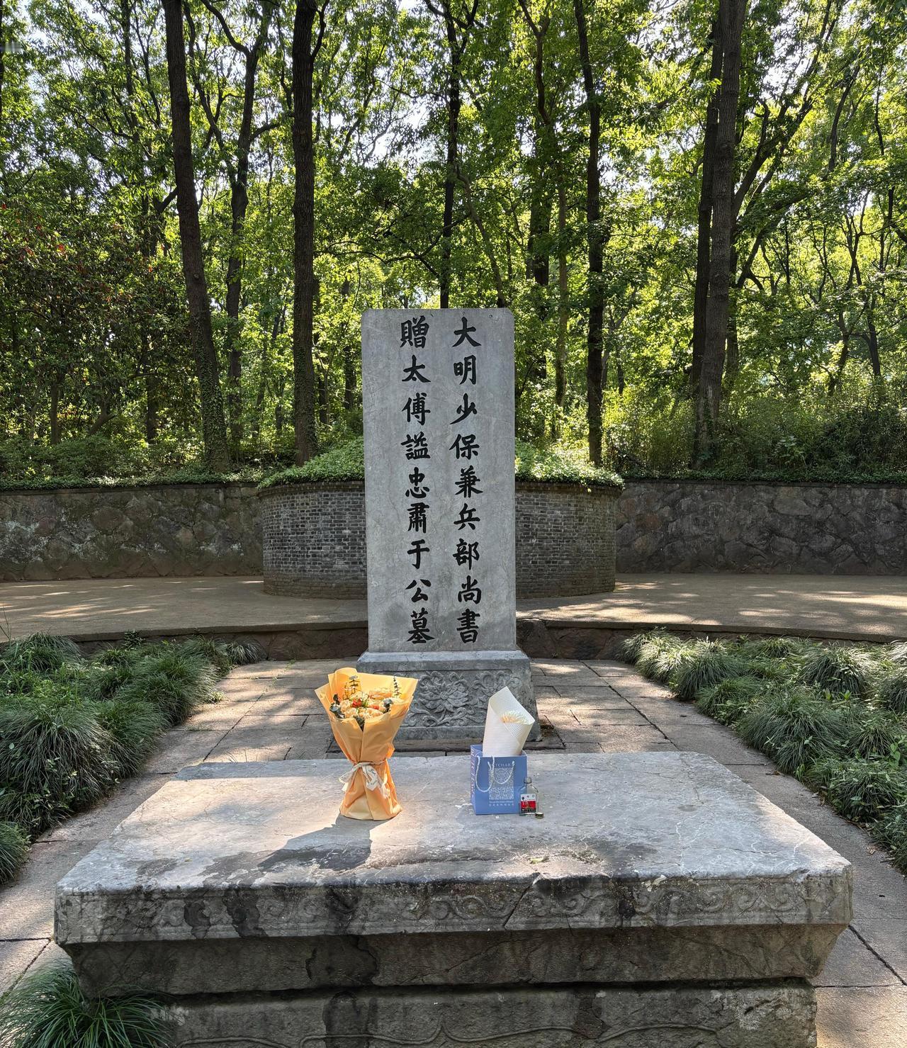 江山也要英雄扶，神化丹青即画图。
日月双悬于氏墓，乾坤半壁岳家祠。
赖有岳于双少