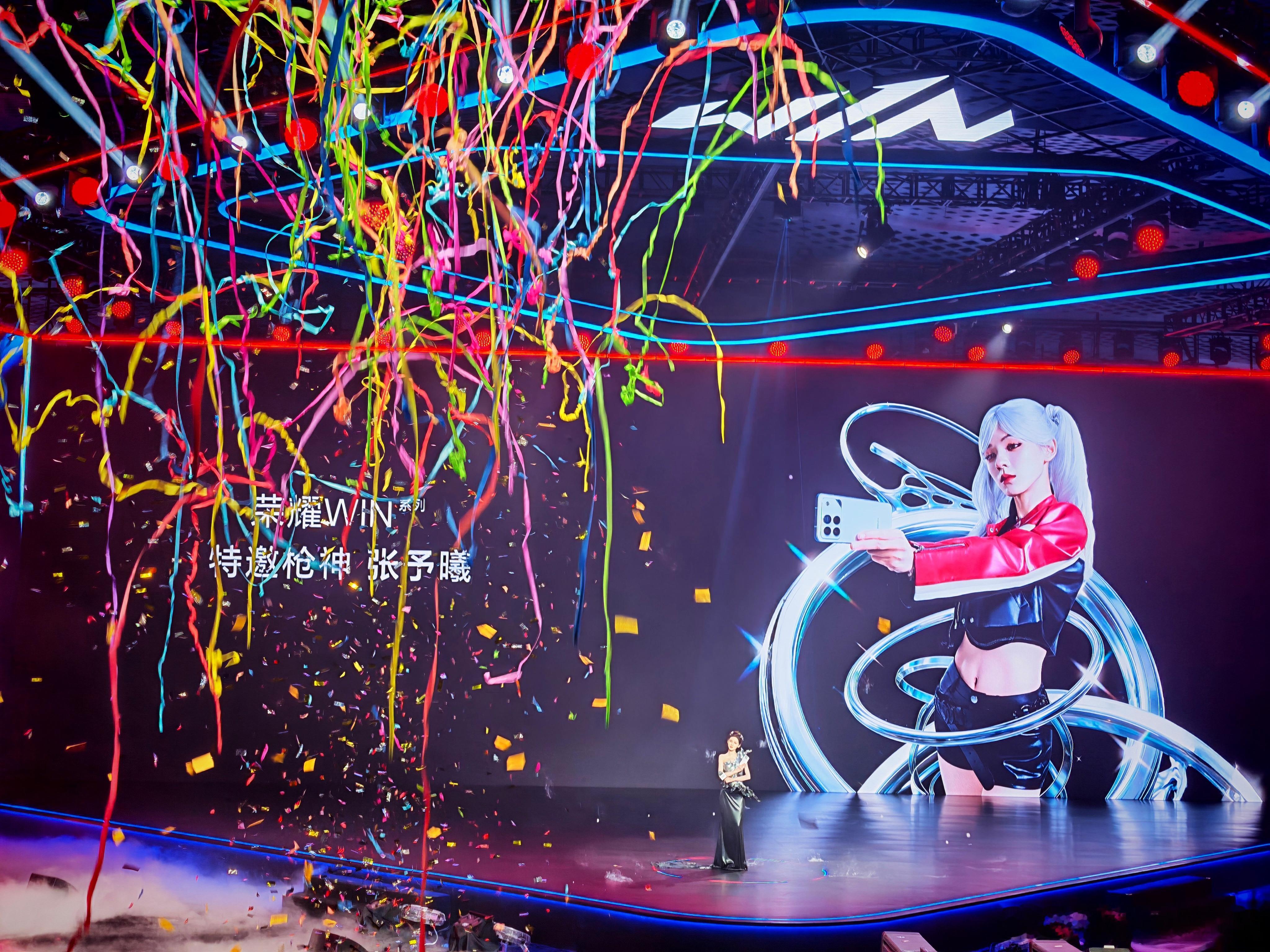 在荣耀WIN发布会现场见到张予曦了，张予曦还在现场开黑打王者荣耀