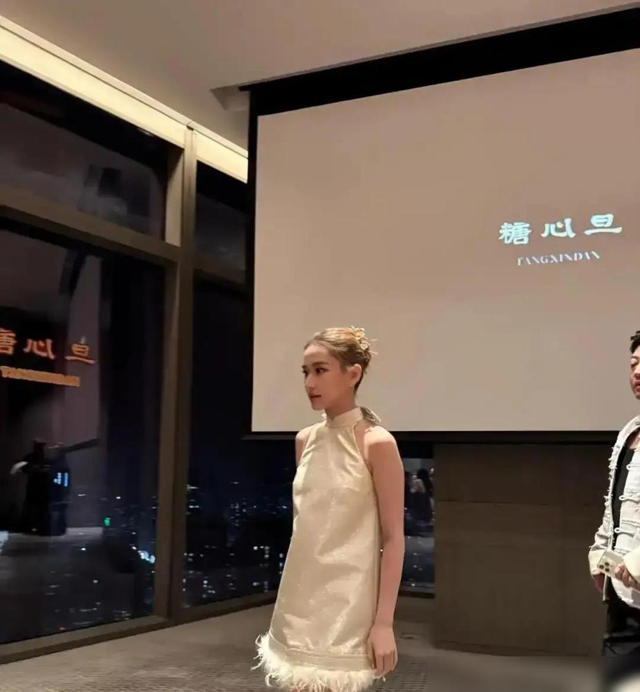 何超莲桌位捐了3280万，李湘带王诗龄坐旁边。这桌不是随便坐的。糖心旦慈善夜，何