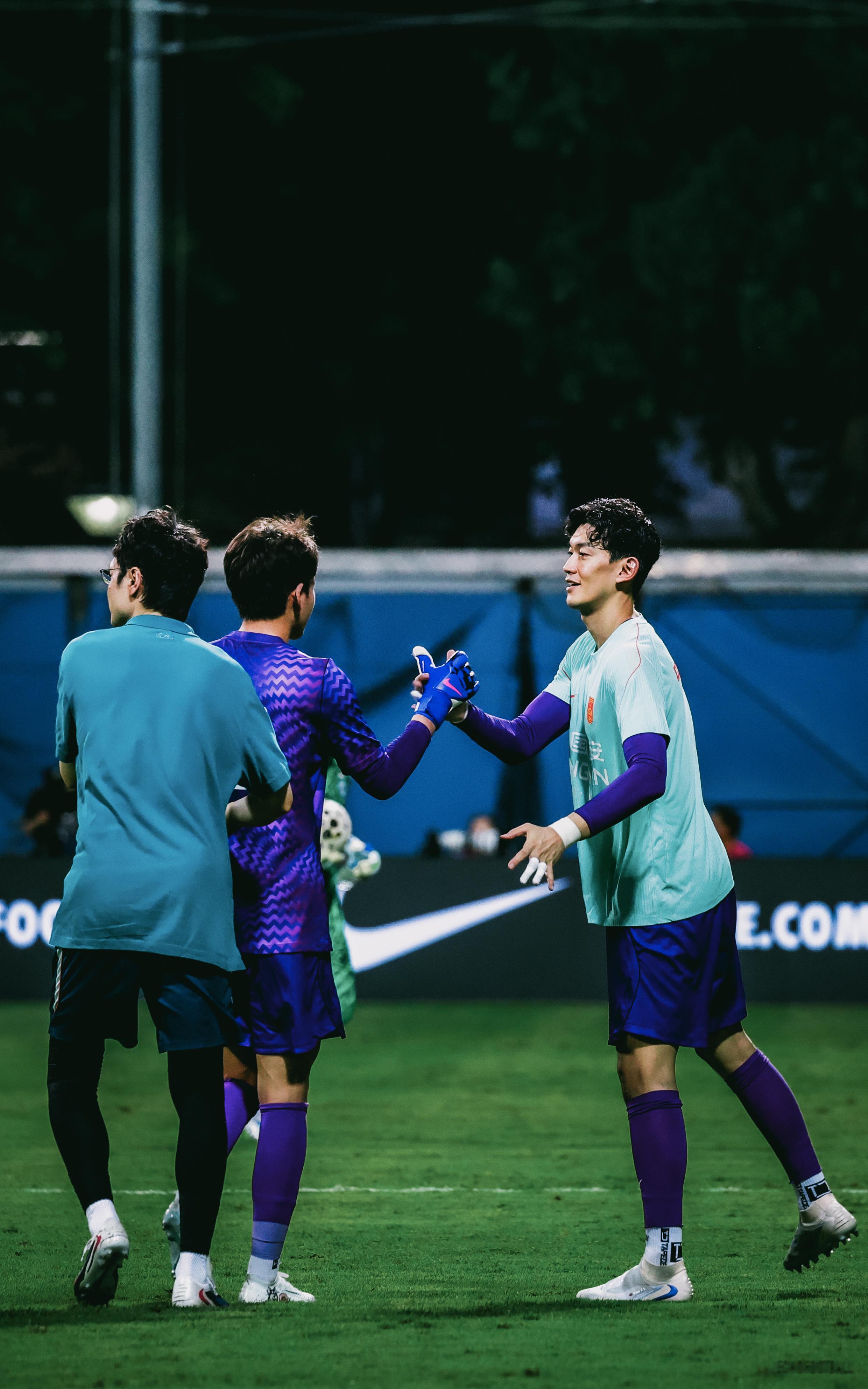 前辈们的微笑与鼓励，是最大的肯定。祝贺李昊，完成国足首秀。🇨🇳🧤李昊国足首