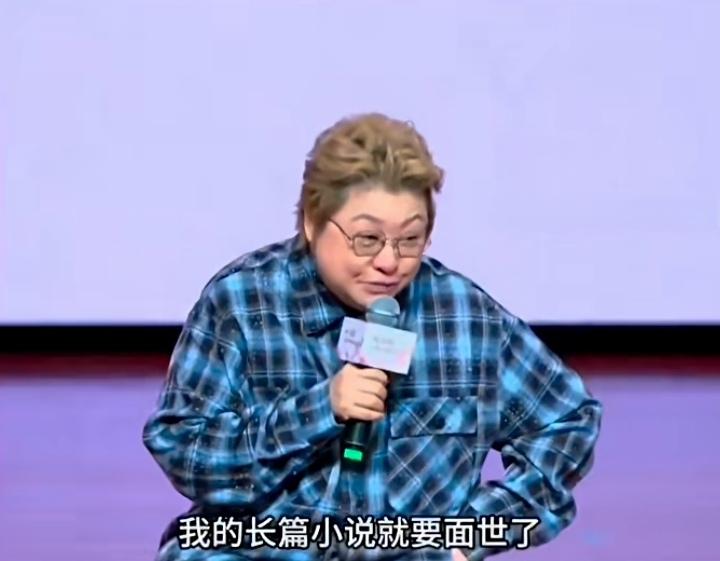 不少人刷到视频后心生疑惑：韩红说自己写了二十万字小说，这是真的吗？不过，她在20