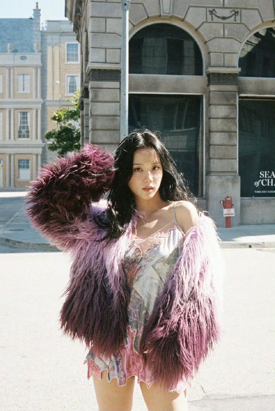 JISOO这张照片在X上又火起来了金智秀这组照片太美了💕氛围感拉满期待女神今年