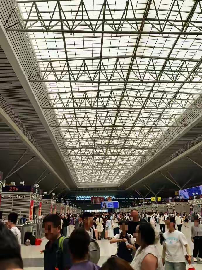 年年上热搜、年年不修好！高铁站热成蒸笼，最该降温的是管理
 
三伏盛夏，本该清凉