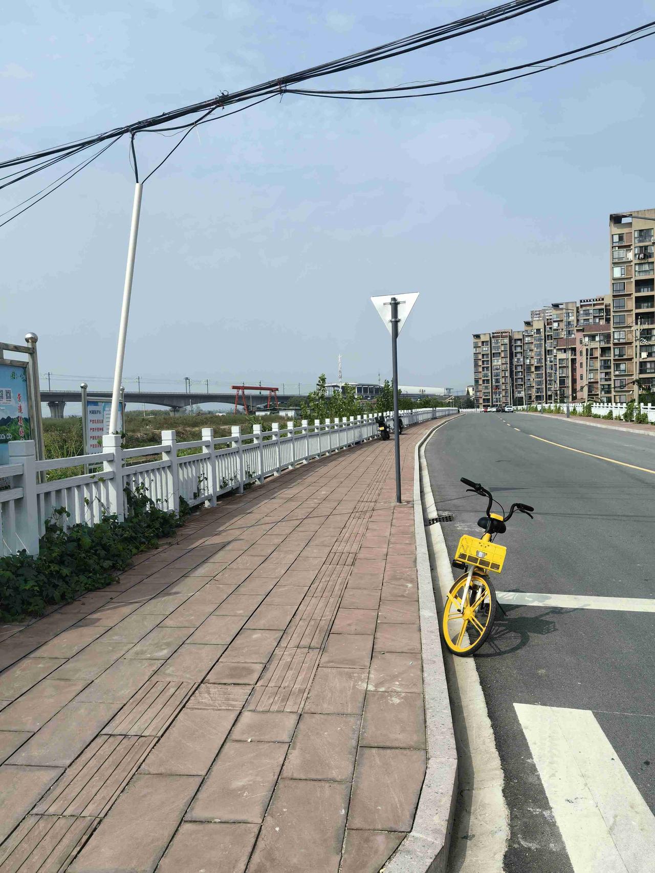 带定位晒今日生活 今天状态超轻松愉快，天气也是一片大晴天，阳光洒在身上暖乎乎的。