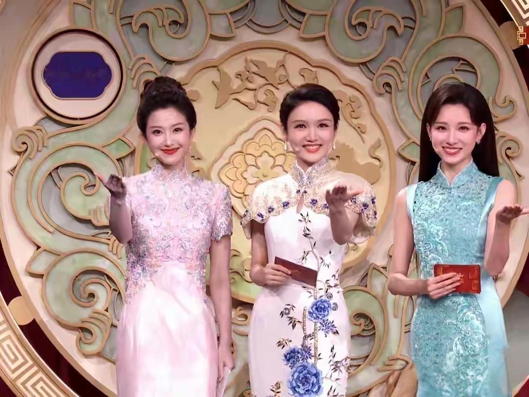  总台主持三花同框，优雅从容、明媚大方，颜值气质双双拉满，越看越耐看❤️每一帧都