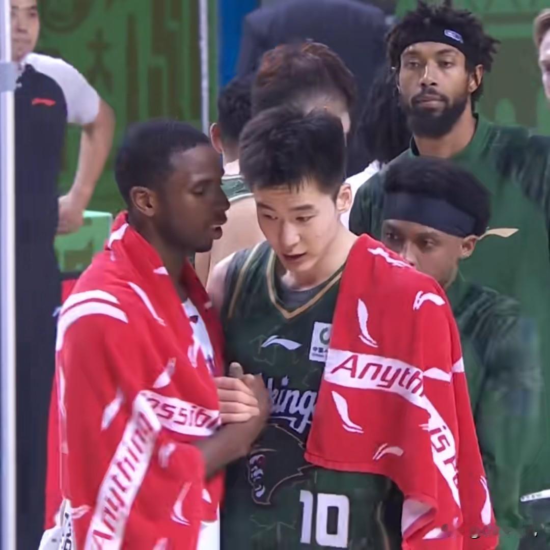 有一说一，郭昊文与诺威尔的对抗问题。郭昊文持球对抗诺威尔的力量用了99斤，差一点