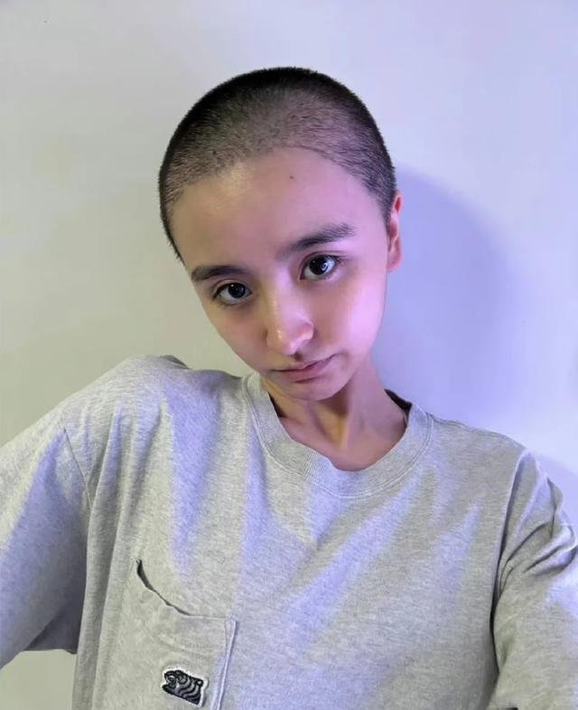 女星金子涵直播疑似求救登上热搜，事件过程骇人听闻。4月8日，前女团成员金子涵在直