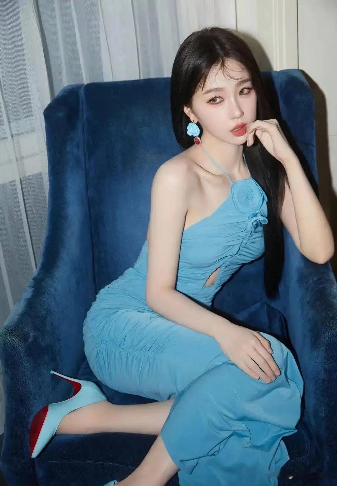 虞书欣挂脖长裙腰臀曲线太惊艳了！

一身裙身自带褶皱设计，胸前立体花朵点缀，小镂