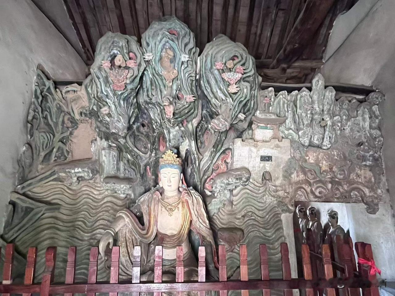 运城市白台寺，又一个清风雅静简单素朴的小寺，门外麦田金黄。新绛县白台寺，始建年代