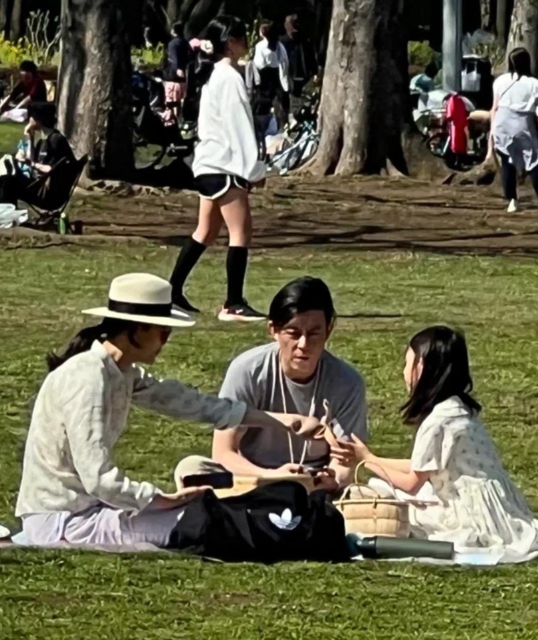 网友在日本东京偶遇陈冠希，一家三口出游踏春，好温馨的一家，感觉他是真的开心，经常