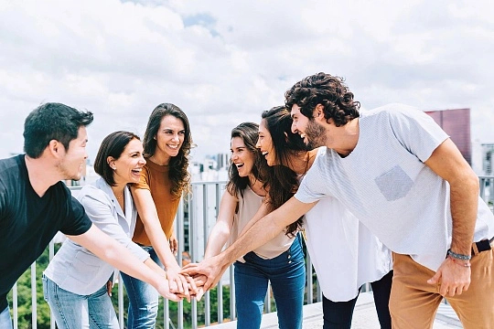 去靠近那些能见得你好的人真正在意你的人，从不会在你发光时黯淡，只会为你的优秀真心