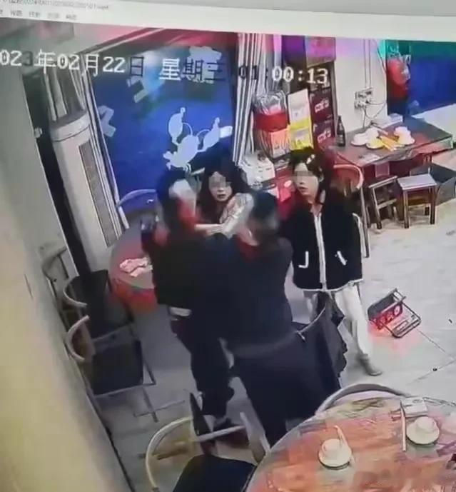  

5月9日，一则“公职人员吃夜宵骚扰邻桌女生并打人”的视频在网上火了，该消息