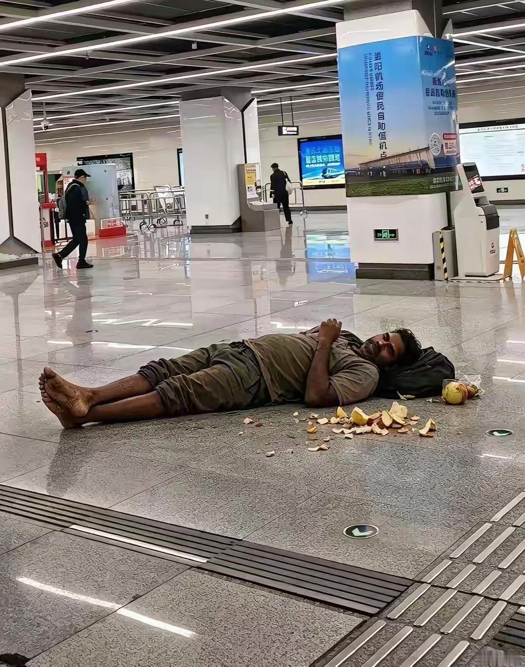 机场大厅直接躺尸，旁边还扔了一地垃圾。
怎么没人管？