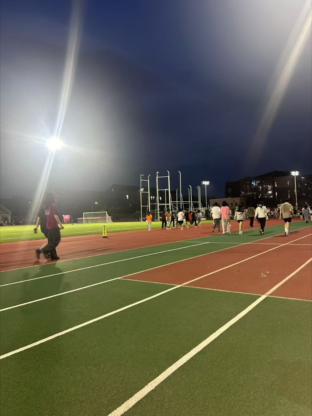 3小时从北大跑向丹麦 在夜晚中北大学子用奔跑书写着青春与健康的华章，每一个奔跑的