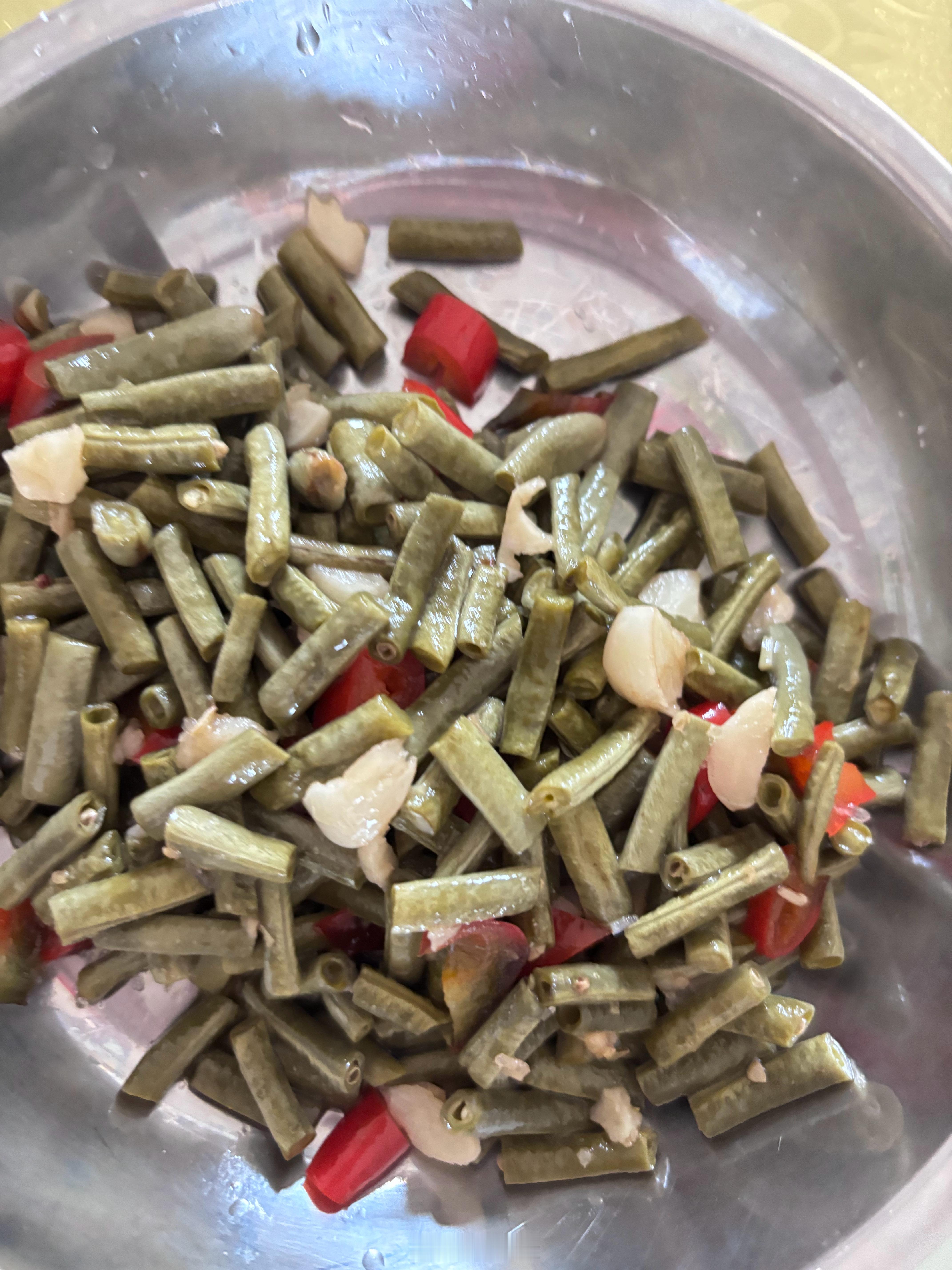 我的早餐：自制馒头夹酸豆角三明治，味道很不错，我一下下就吃完了一大个
