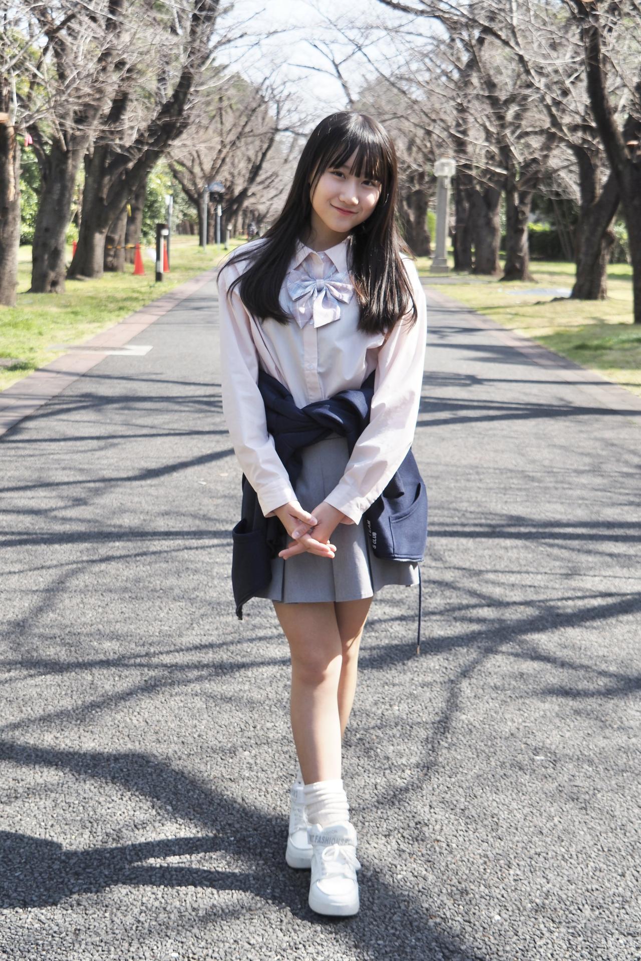 春日游，杏花吹满头。