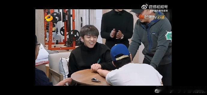 亲爱的客栈第二季名场面 棣棣月月Kido轮番上阵掰手腕，热闹又有活力，最后武艺稳