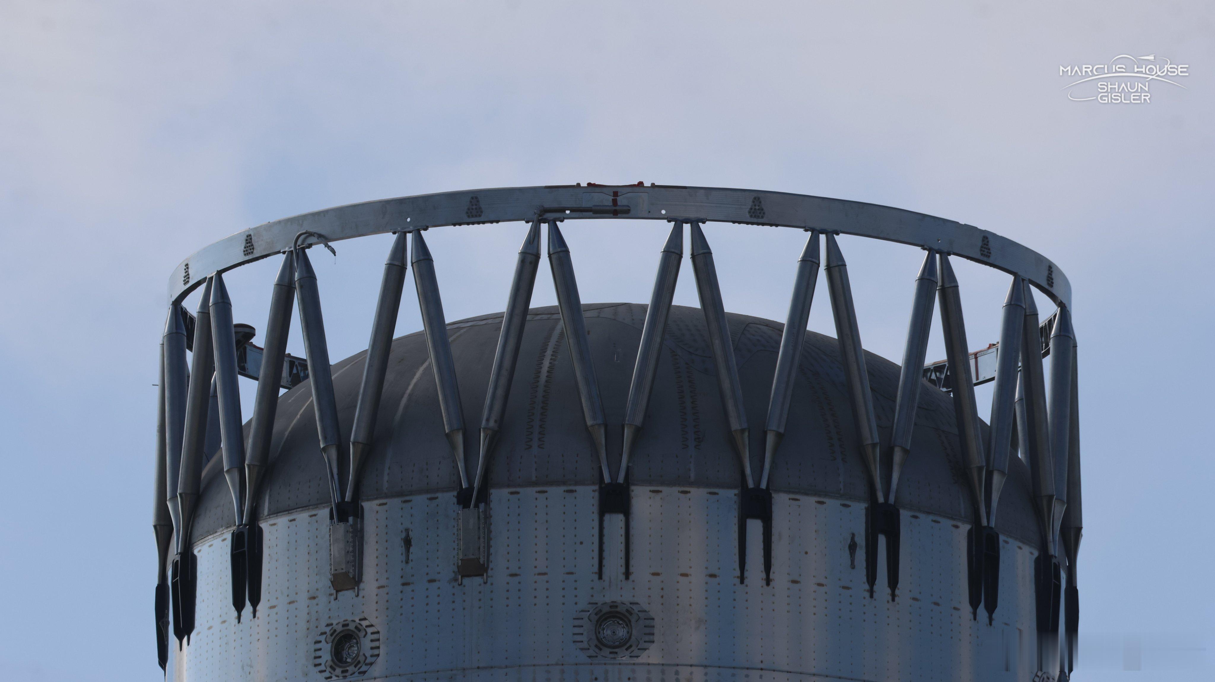 助推器V3的热分离环特写似乎有些地方还是中空的，可以让线缆免受热流摧毁安全通过 