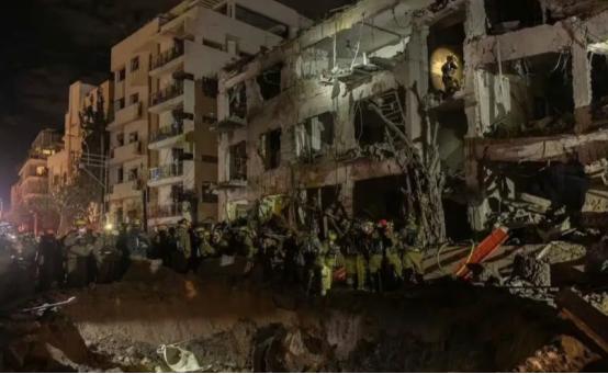 伊朗昨晚发射的中程弹道导弹对以色列特拉维夫市中心打击之后，造成了严重破坏。
 