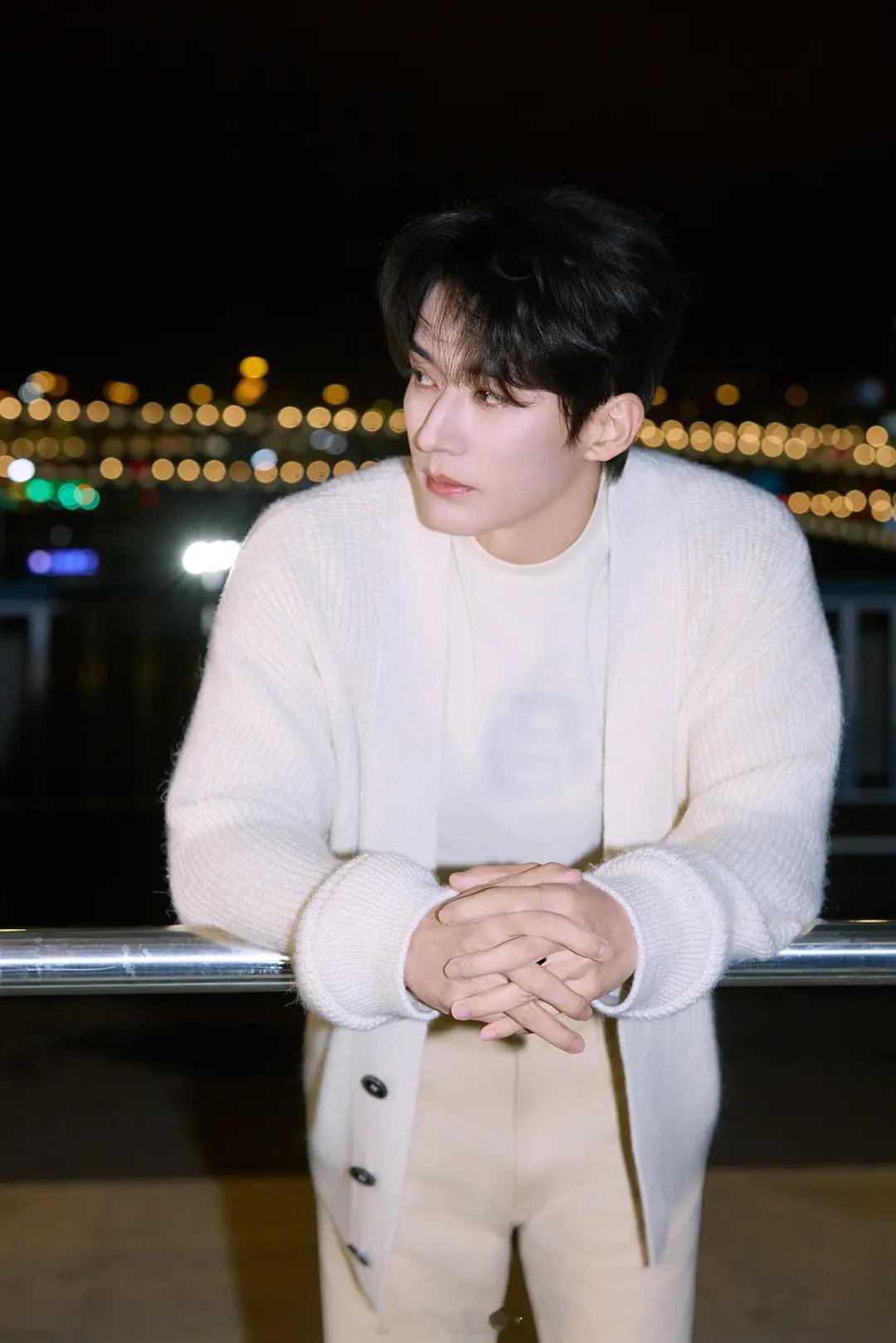 温文尔雅的绅士派头很足，期待刘学义在米兰时装周的表现。