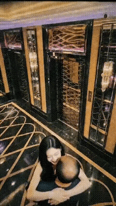 不去当演员真是可惜了！女子把男人送到电梯里的时候，表现的是爱意满满，依依不舍的样