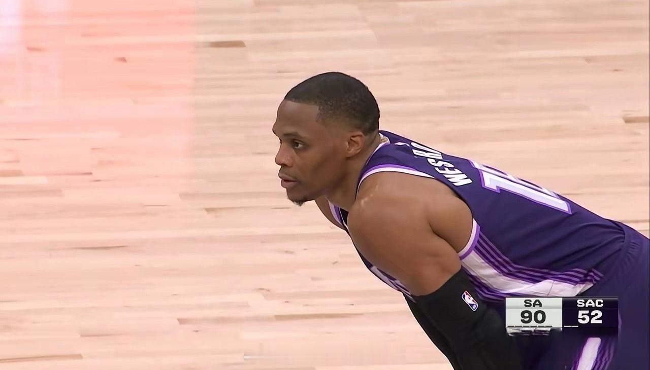 国王老将威斯布鲁克太爱刷助攻了！今天国王主场104：132惨败给马刺，威少刷助攻