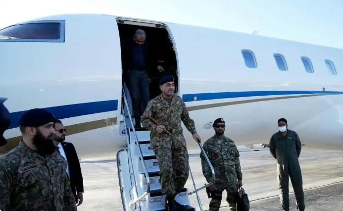 巴基斯坦陆军元帅穆尼尔，直接亲赴伊朗！咱就说，这波操作谁看了不懵？他到底是来帮美