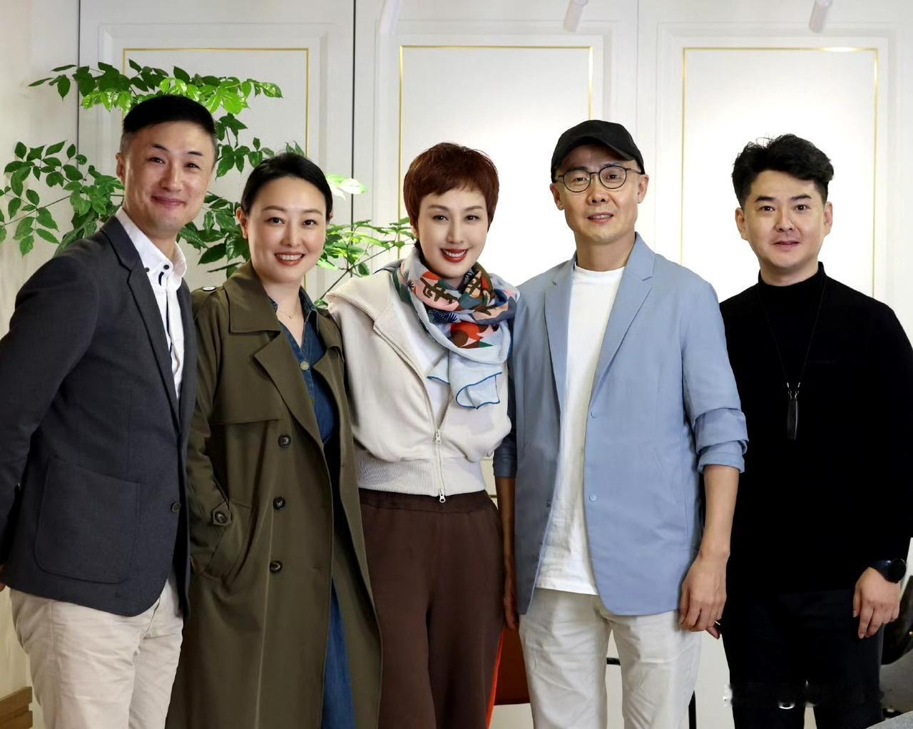 可都是京剧舞台上的红角儿啊！认出他们，再去看戏吧。
右三是史依弘，右一是杨少彭，