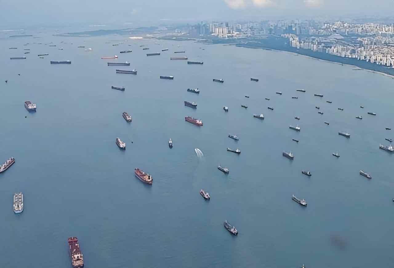 八月里两件事儿把南海又推上风口浪尖。十三号美国两艘军舰不打招呼溜到黄岩岛附近转悠