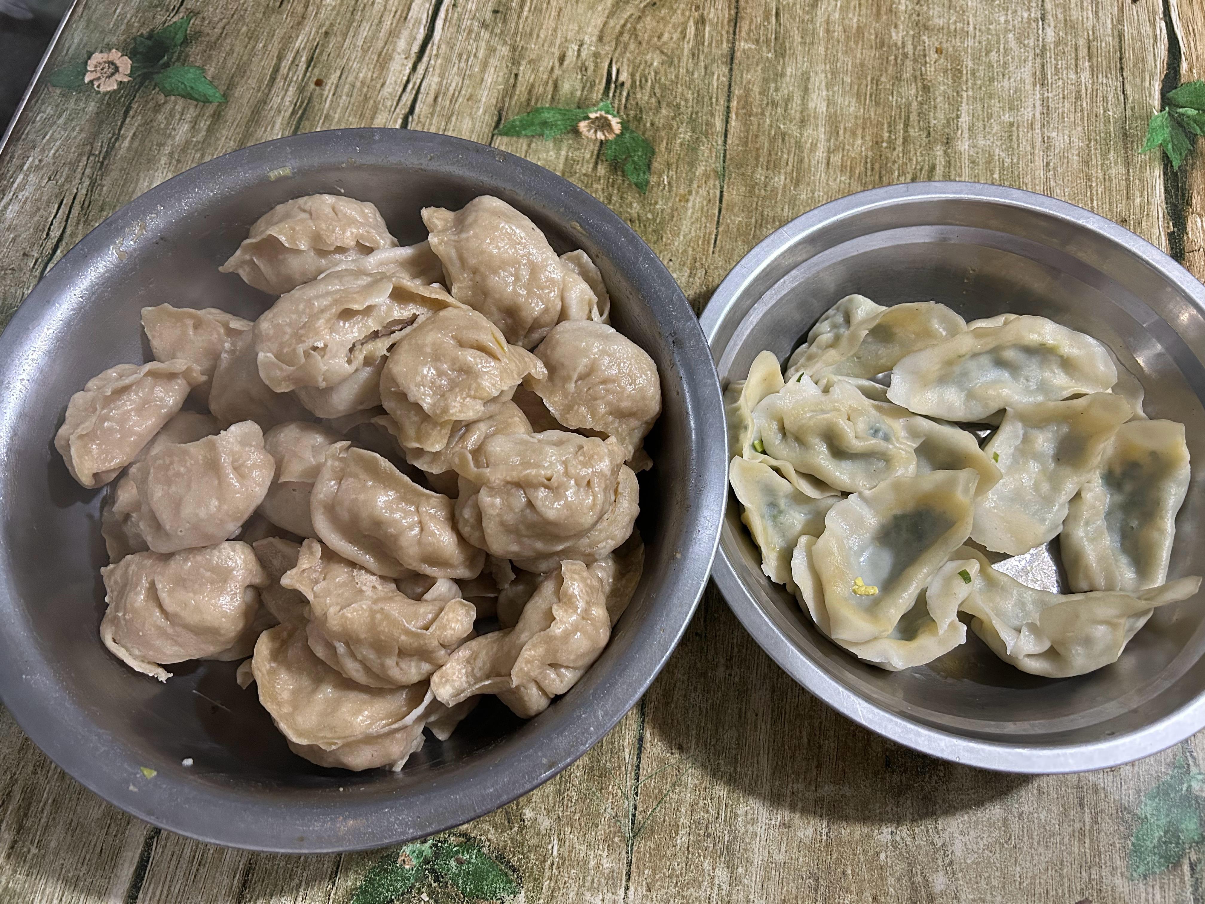 冬至快乐！早上包了韭菜鸡蛋馅饺子，晚上包了萝卜猪肉馅饺子！早上煮饺晚上蒸饺！早上