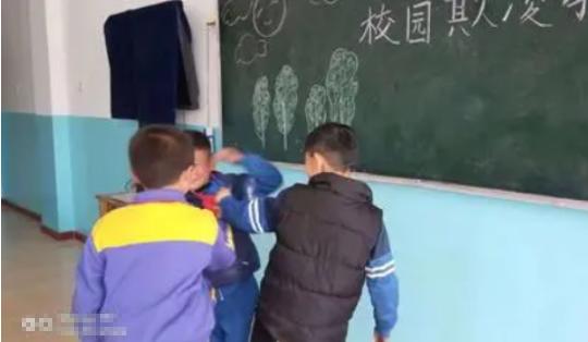 “这就是校园霸凌的下场！”北京，一小学生遭遇同学校园霸凌，父亲得知后，愤怒拦下霸