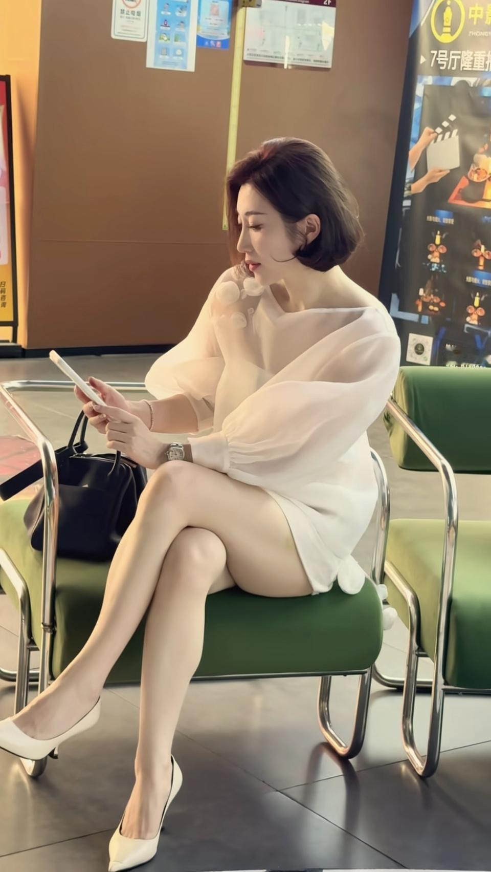 一个人在电影院，刷着手机不知道等谁。中年女性的悲哀，就是累了也没人陪没人说心疼，