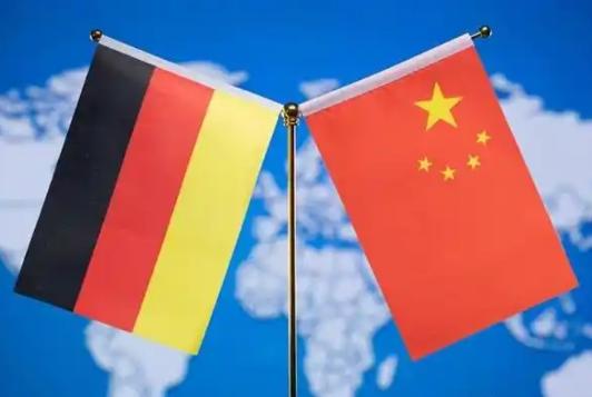 德国算盘打的是真精！中国刚对日本进行反制，德国总理动身访华当天，默茨卡点与高市早