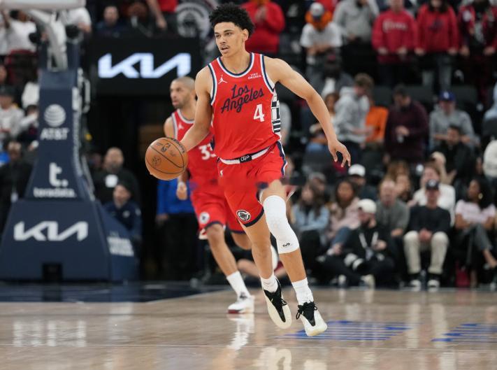 今日，NBA常规赛继续进行，快船在主场迎战勇士。第三节，桑德斯5投4中，三分2投