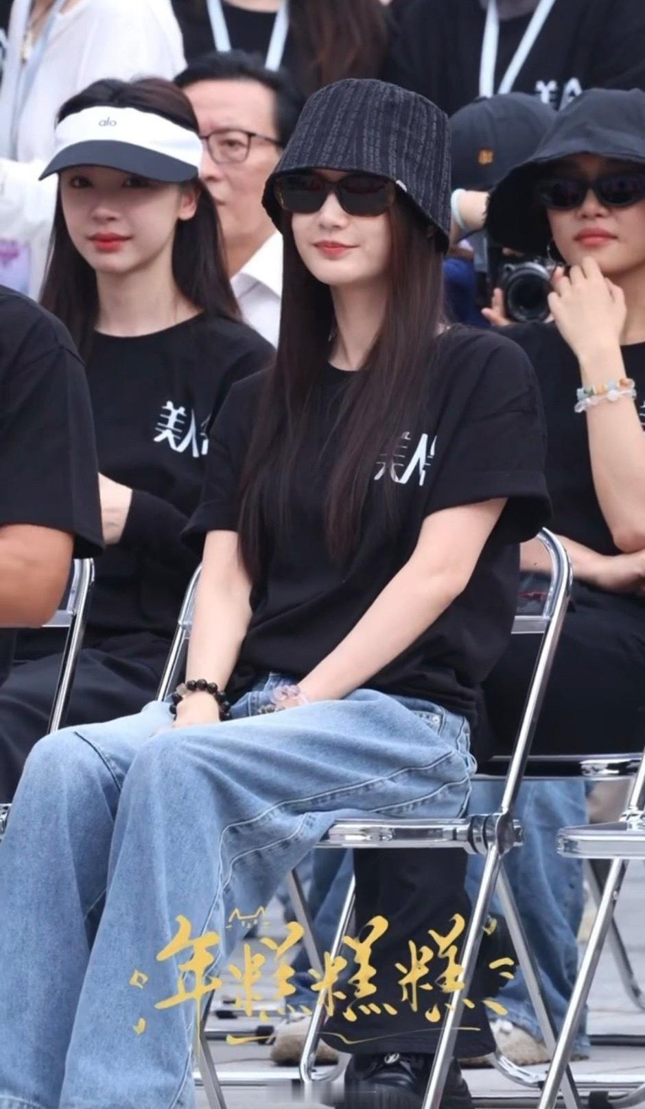 恭喜李一桐新戏美人余开机，剧名和李一桐好搭，是美人啊。 ​​​