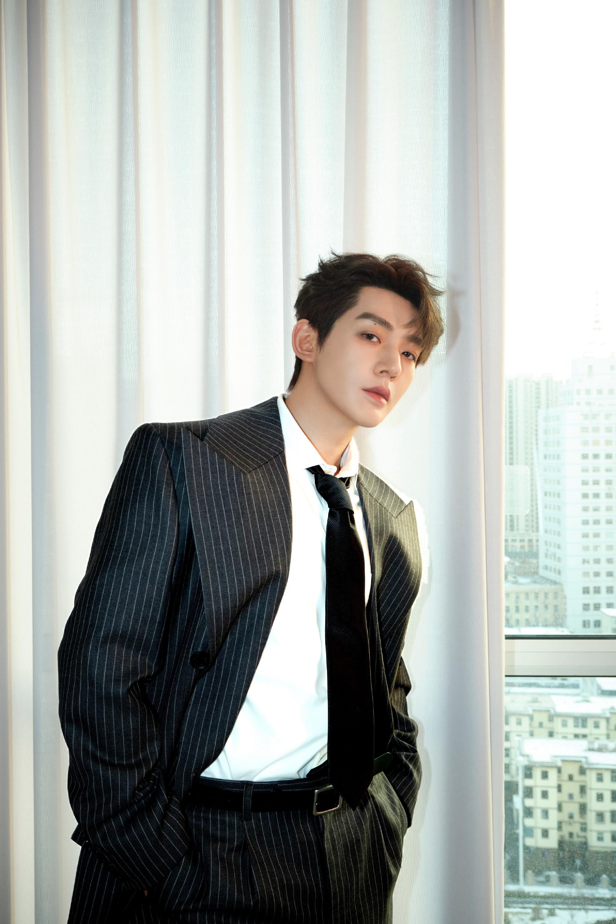 邓为跨年夜造型释出，经典条纹西装内搭白衬衫简约高级，神颜加持轻松化身优雅贵公子?