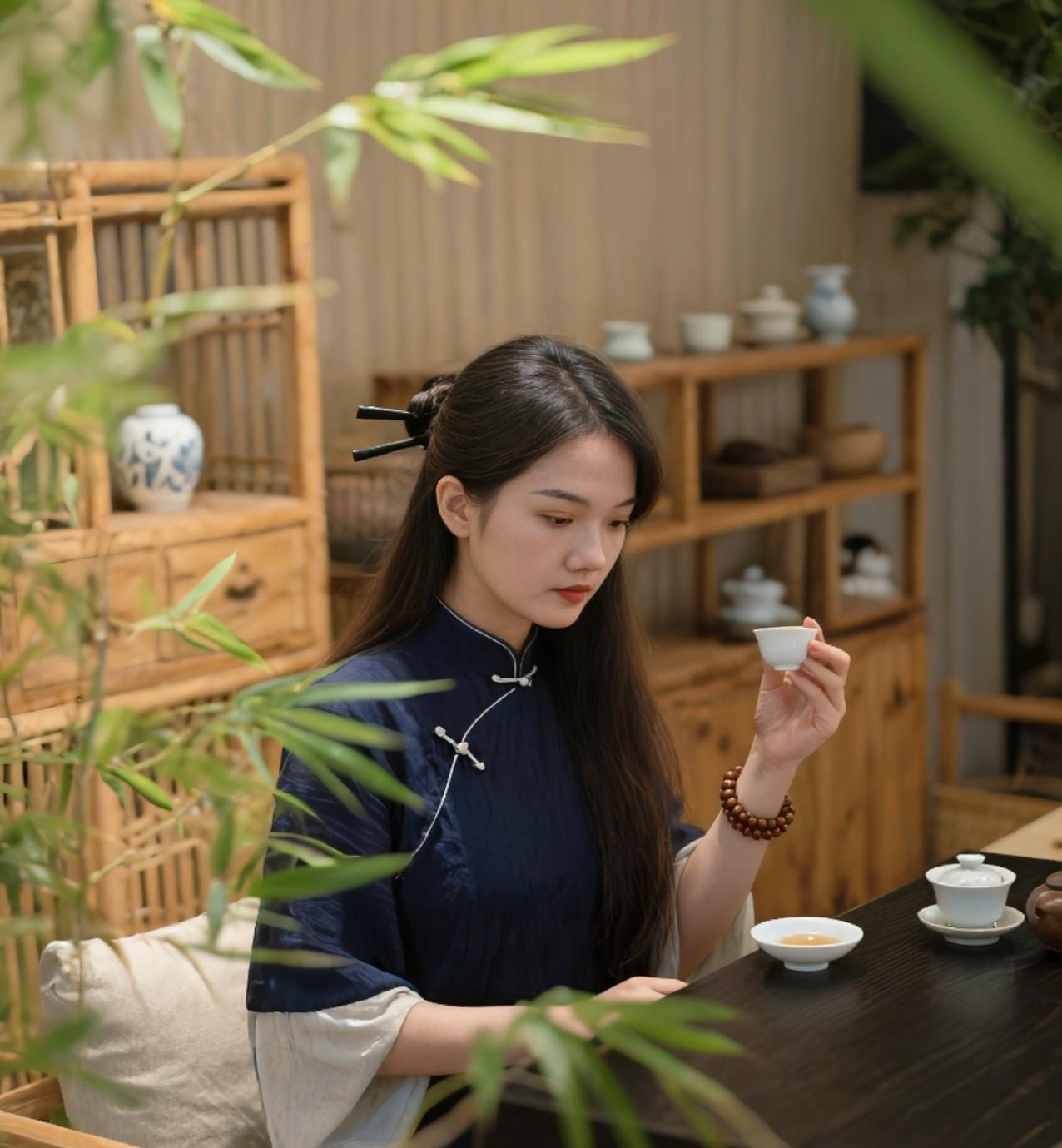 中年女人买衣服最怕啥?能怕啥？

年轻的时候，买一件喜欢的衣服，怕穿出去朋友说不