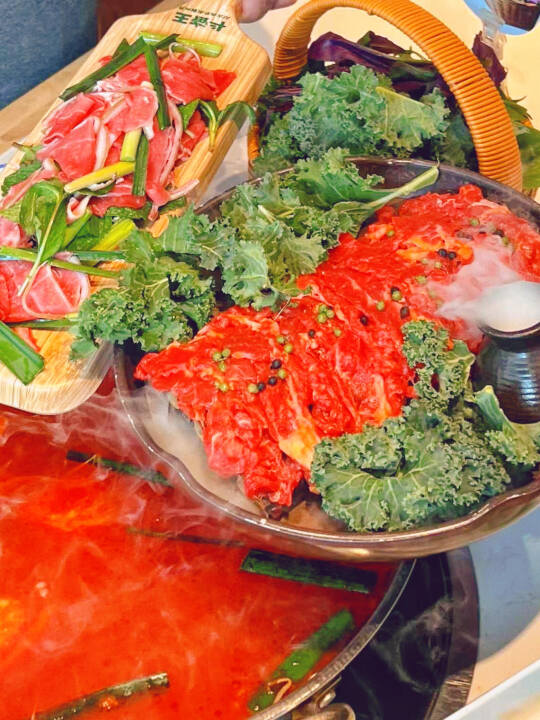 这家酸汤火锅，把春天和非遗吃进肚