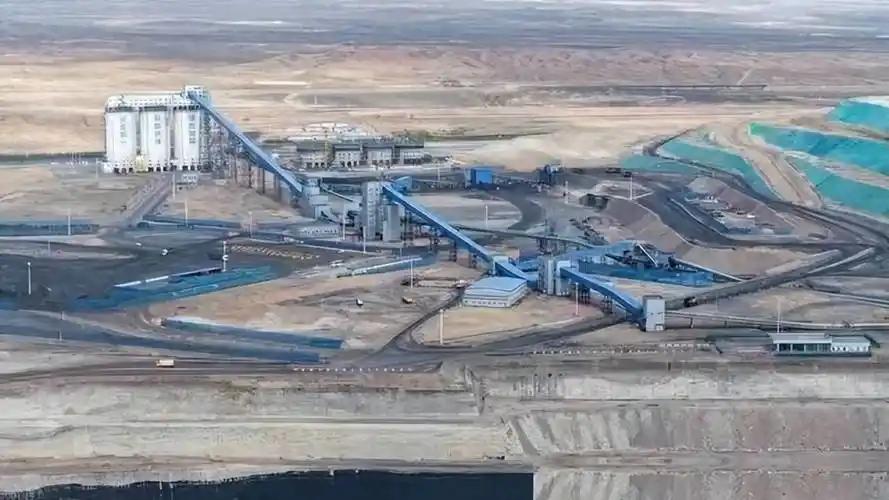 新疆准东煤田预测煤炭储量约3900亿吨，已探明超2100亿吨，占全国预测储量约7
