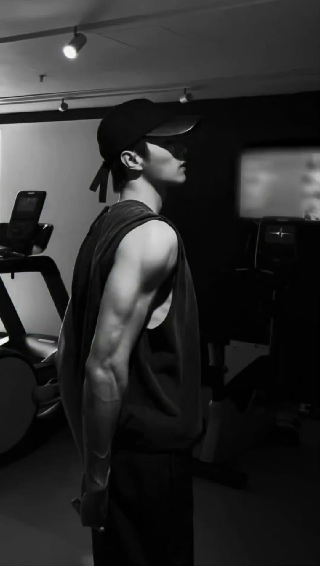 许凯就是个穿衣显瘦脱衣有肉，热爱健身的大帅哥[加油]建议soso再晒一个新的无袖