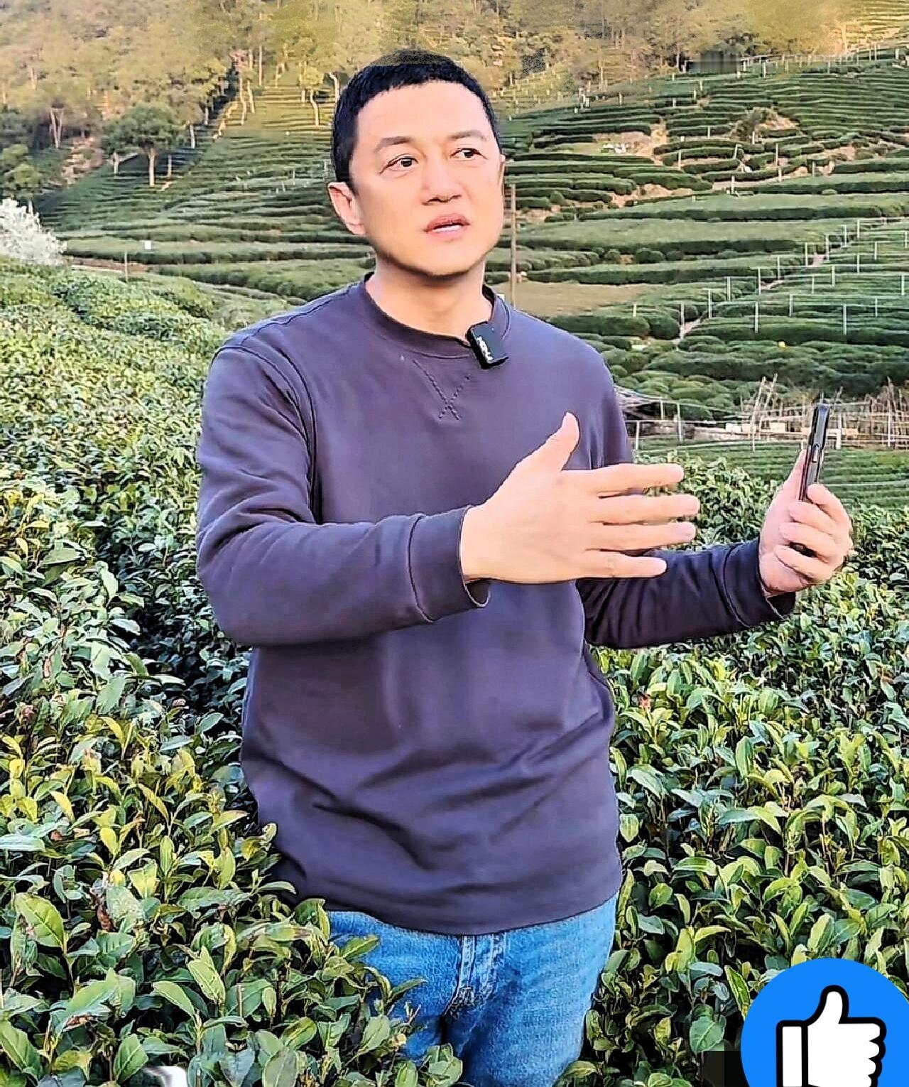 相由心生是有道理的，
不信你看李亚鹏。
明明今年都54岁了，但李亚鹏却还像个
热