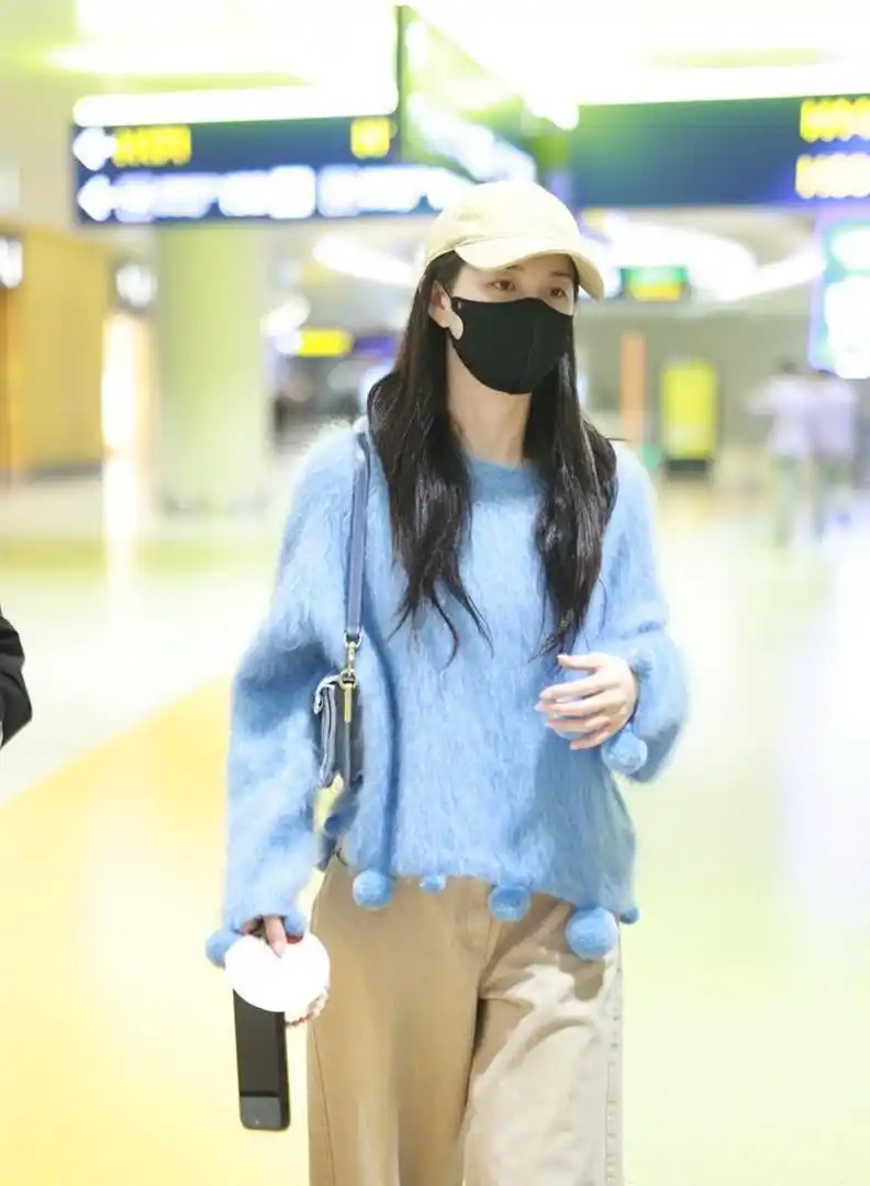 郭宇欣把机场穿成秀场！蓝色针织毛衣+阔腿裤，休闲随性且时髦有个性 