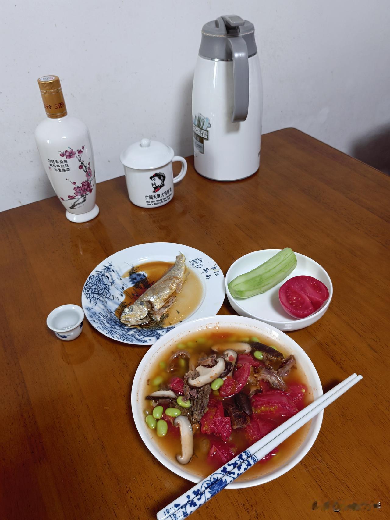 这样的杨梅你还敢吃吗？公园慢跑，路边的杨梅树挂满了累累果实，大多数杨梅虽然还是青