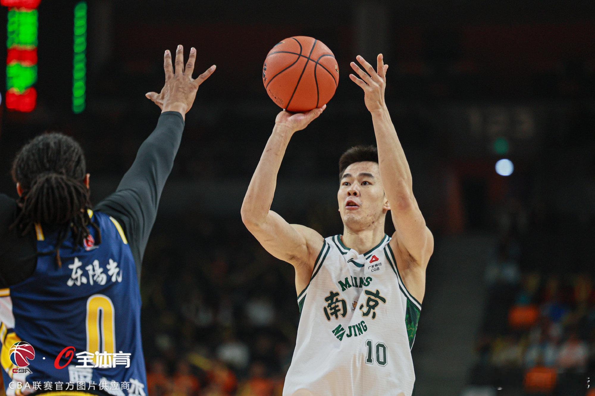 徐杰的受伤离场，使得广东队少了球队大脑。上赛季问题频出的萨林杰，在来到广东后仿佛