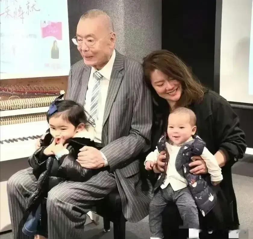 二胎家庭亲密合影，85岁爸爸，47岁妈妈，3岁的女儿，不满1岁的儿子。