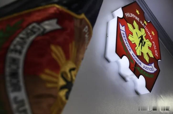 来自菲律宾纳沃塔斯市警局的8名警察正面临多项投诉，此前两名被拘留者指控他们实施了