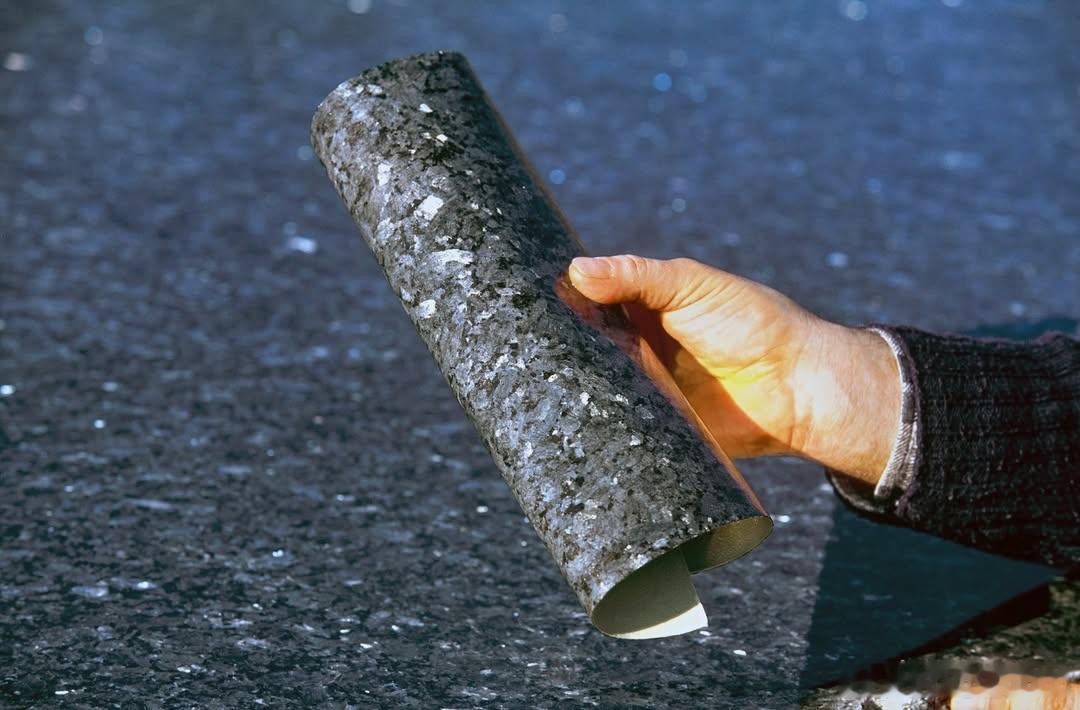 发了我一组关于奔驰Designo中特殊材料的图片，将天然石材运用于汽车内饰确实不