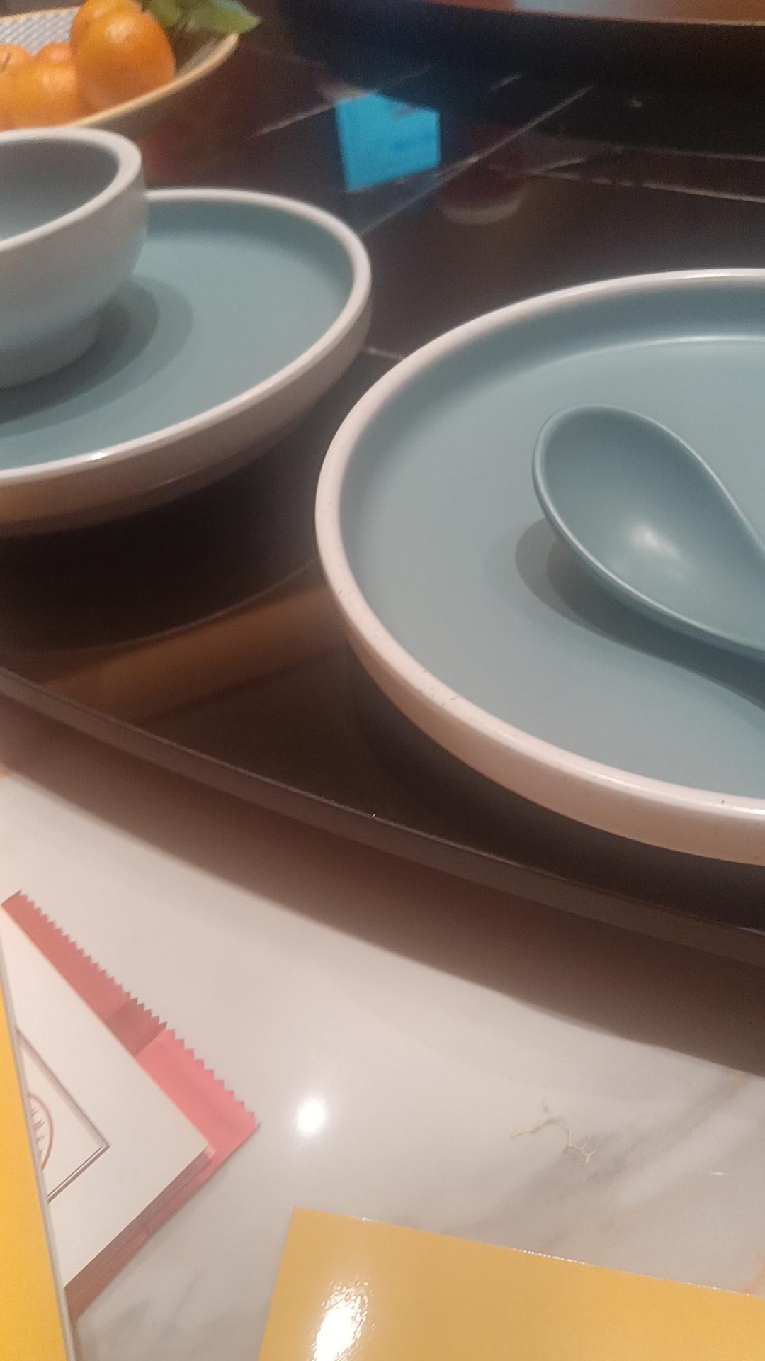 早上醒来，迎接我的是清新蓝白餐具。它们简约又不失格调，摆上新鲜水果，红的草莓、黄